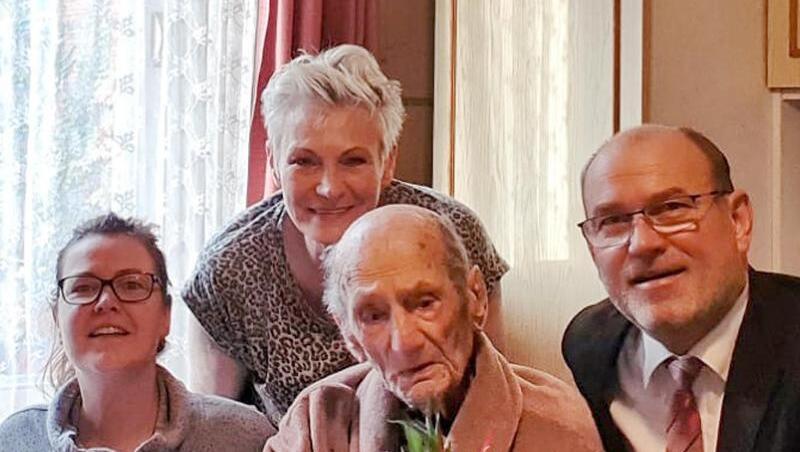 Gustav Gerneth (M) feiert mit Familienangehörigen und Havelbergs Bürgermeister Bernd Poloski seinen 114. Geburtstag. Gustav Gerneth (M) feiert mit Familienangehörigen und Havelbergs Bürgermeister Bernd Poloski seinen 114. Geburtstag.