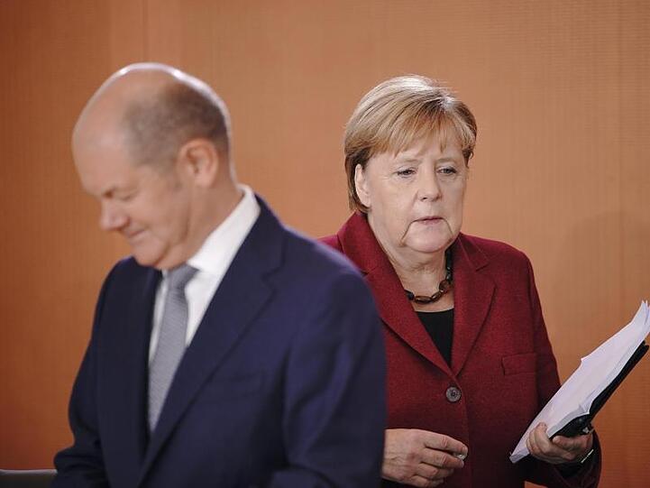 Bundeskanzlerin Angela Merkel, kommt neben Olaf Scholz, Bundesfinanzminister, zur Sitzung des Bundeskabinetts im Kanzleramt.