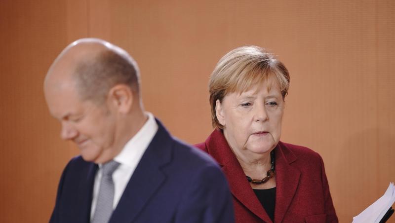 Bundeskanzlerin Angela Merkel, kommt neben Olaf Scholz, Bundesfinanzminister, zur Sitzung des Bundeskabinetts im Kanzleramt. Bundeskanzlerin Angela Merkel, kommt neben Olaf Scholz, Bundesfinanzminister, zur Sitzung des Bundeskabinetts im Kanzleramt.
