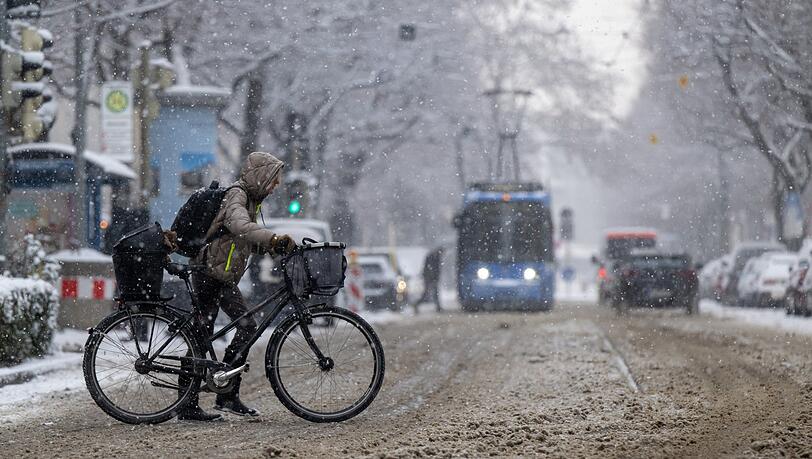 Damit man im Winter nicht schieben muss, will Grün-Rot Geld in die Radinfrastruktur stecken. Das kritisiert die Opposition: "Der Radverkehr wird mit Personal vollgeschüttet", sagt CSU-Fraktionschef Manuel Pretzl.