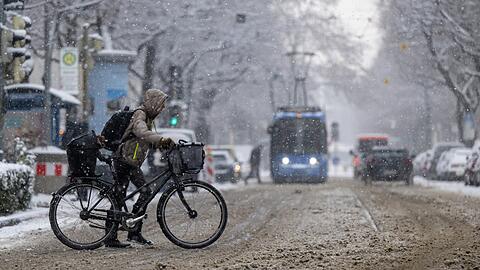 Damit man im Winter nicht schieben muss, will Grün-Rot Geld in die Radinfrastruktur stecken. Das kritisiert die Opposition: "Der Radverkehr wird mit Personal vollgeschüttet", sagt CSU-Fraktionschef Manuel Pretzl.