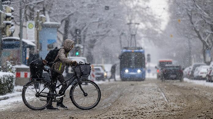Damit man im Winter nicht schieben muss, will Grün-Rot Geld in die Radinfrastruktur stecken. Das kritisiert die Opposition: "Der Radverkehr wird mit Personal vollgeschüttet", sagt CSU-Fraktionschef Manuel Pretzl.