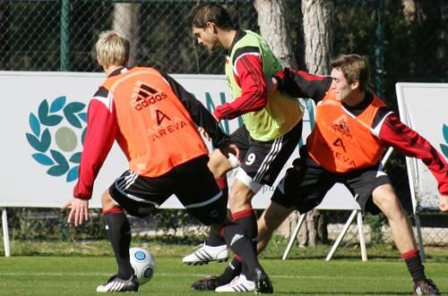 Harte Einsätze, coole Sprüche: Neuzugang Stefan Reinartz (rechts) glänzt im Trainingslager in Belek.