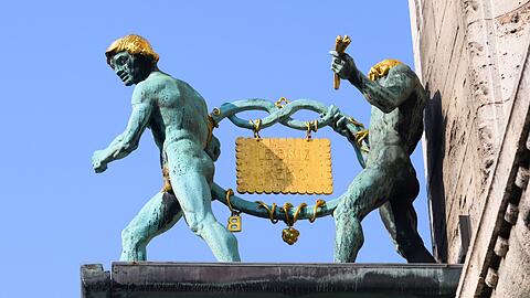 Im wahrsten Sinne des Wortes ein Aush&auml;ngeschild: der Leibniz-Keks am Bahlsen-Stammhaus in Hannover. (Archivbild)
