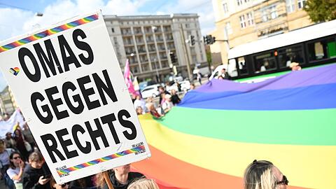 Die "Omas gegen Rechts" waren in mehreren St&auml;dten dabei.
