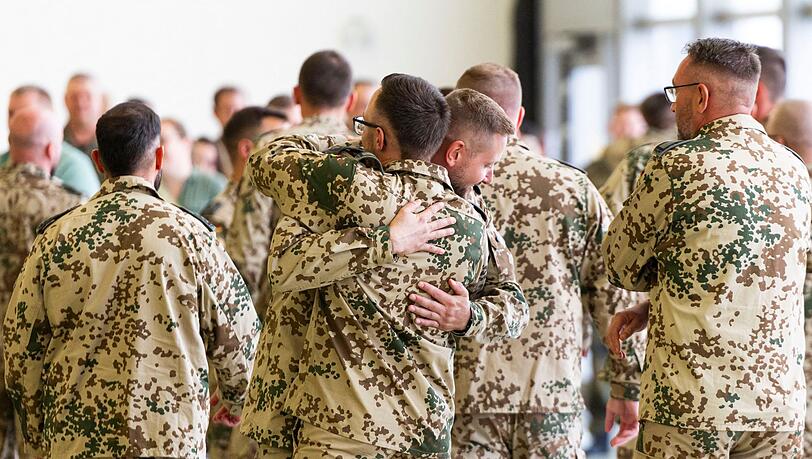 Soldaten umarmen sich nach ihrer R&uuml;ckkehr aus dem Irak.