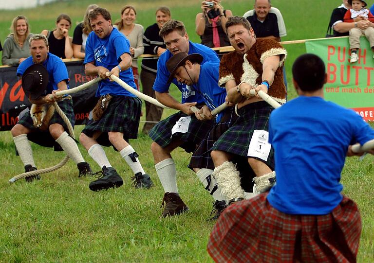 Teilnehmer der Bavarian Highland Games messen am Samstag in Streitberg (Landkreis Pfaffenhofen an der Ilm) beim Tauziehen ihre Kräfte.