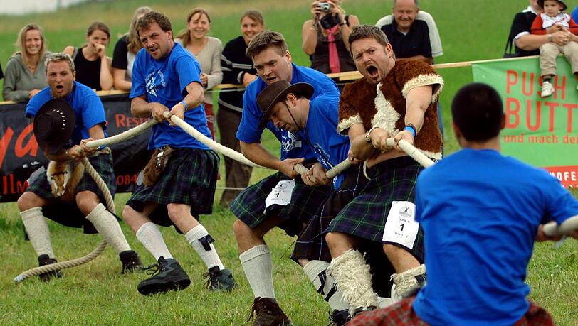 Teilnehmer der Bavarian Highland Games messen am Samstag in Streitberg (Landkreis Pfaffenhofen an der Ilm) beim Tauziehen ihre Kräfte. Teilnehmer der Bavarian Highland Games messen am Samstag in Streitberg (Landkreis Pfaffenhofen an der Ilm) beim Tauziehen ihre Kräfte.