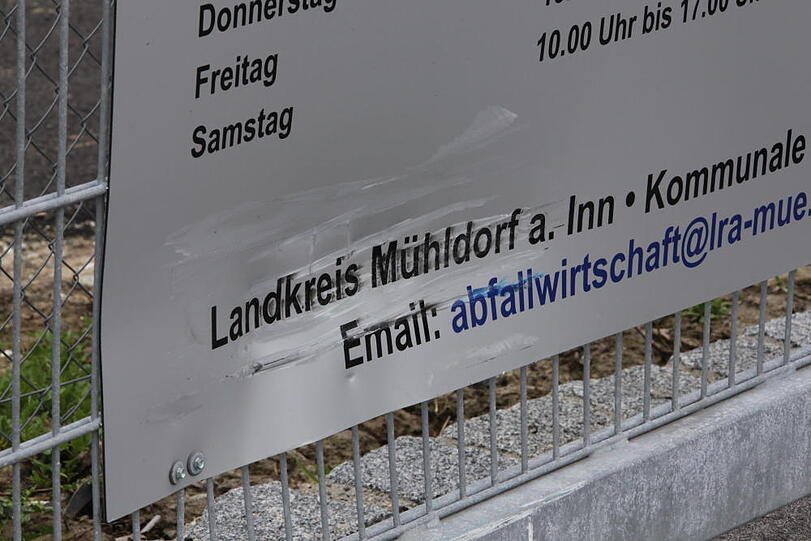 Schwerer Unfall am Werstoffhof: Als eine Mitarbeiterin das Tor von innen öffnen will, fährt ein Autofahrer von außen dagegen. Er hat das Gaspedal seines Automatik-Autos mit der Bremse verwechselt. Die 45-Jährige wird schwer verletzt.