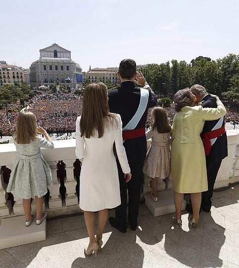 König Felipe VI. vertreibt Trauer über König Fußball - Zehntausende jubeln in Madrid ihrem neuen Monarchen zu. Die Bilder.