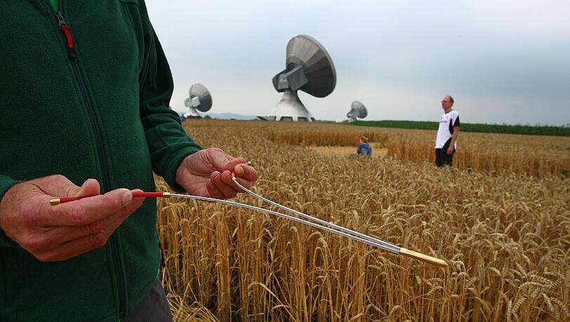 Der Kornkreis in Raisting zieht haufenweise Schaulustige an. Die Bilder. Der Kornkreis in Raisting zieht haufenweise Schaulustige an. Die Bilder.