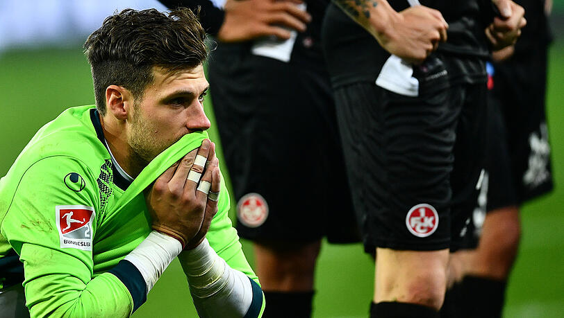 FCK-Torhüter Marius Müller kann die 0:5-Niederlage nicht fassen. FCK-Torhüter Marius Müller kann die 0:5-Niederlage nicht fassen.