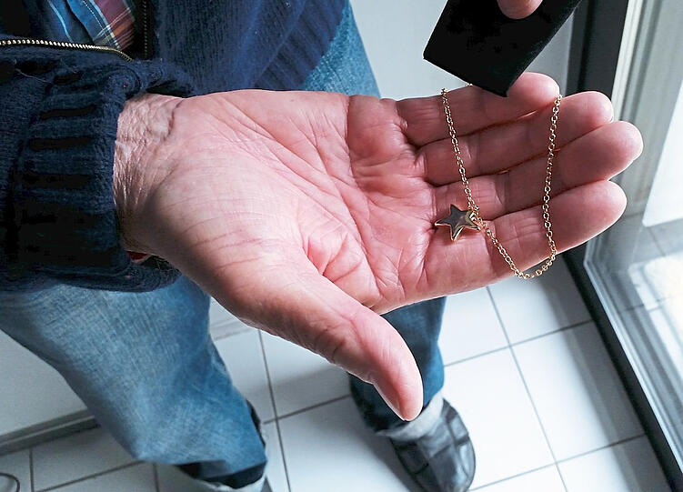 Kein Geld, sondern wertlosen Schmuck bekommt er zugeschickt.