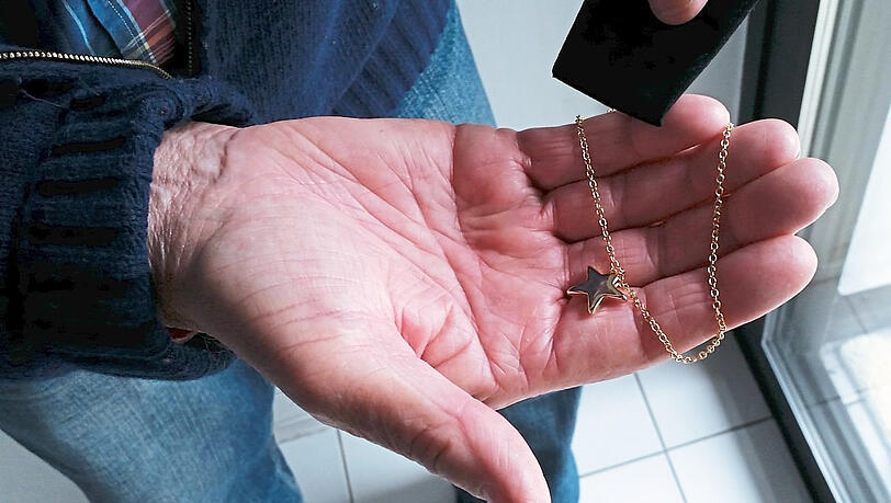Kein Geld, sondern wertlosen Schmuck bekommt er zugeschickt. Kein Geld, sondern wertlosen Schmuck bekommt er zugeschickt.