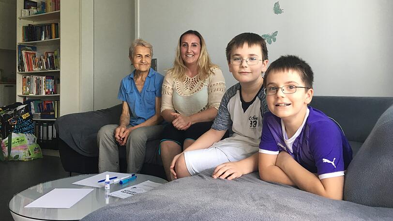 Zu viert in einer Dreizimmerwohnung: Marica Backes (50) mit ihrer Mama Maria (77, links) und ihren Söhnen Antonio (8) und Marin (10, rechts).
