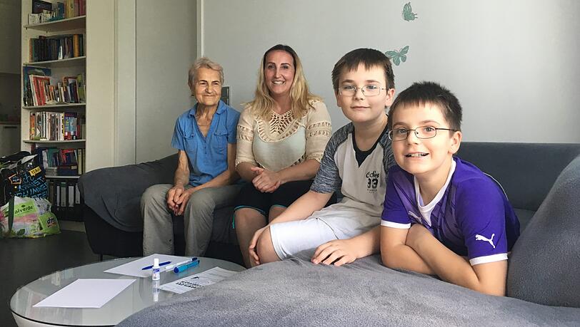 Zu viert in einer Dreizimmerwohnung: Marica Backes (50) mit ihrer Mama Maria (77, links) und ihren Söhnen Antonio (8) und Marin (10, rechts).