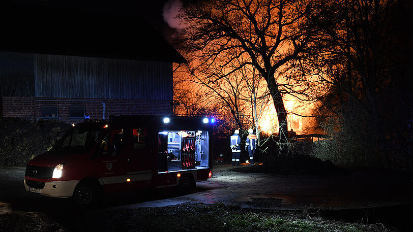 Die Bilder vom Feuerwehreinsatz in Vilsbiburg, bei dem ein Sägewerk komplett abgebrannt ist.