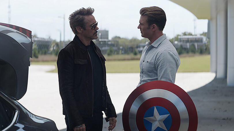 Tony Stark alias Iron Man (Robert Downey Jr., l.) und Steve Rogers alias Captain America (Chris Evans) in "Avengers: Endgame"