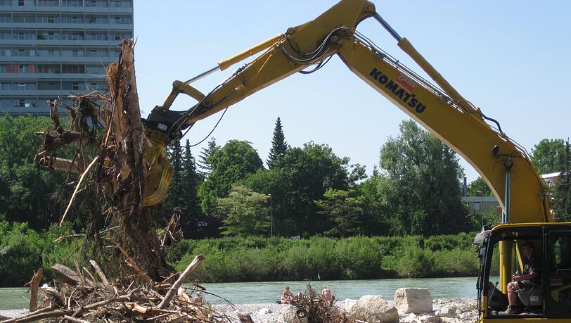 Am Flauchergelände: Aufräumen nach dem Hochwasser.