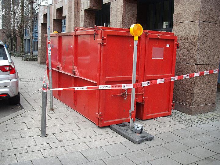 Übers Wochenede wurde die Unglückstelle dann mit einem Container gesichert.