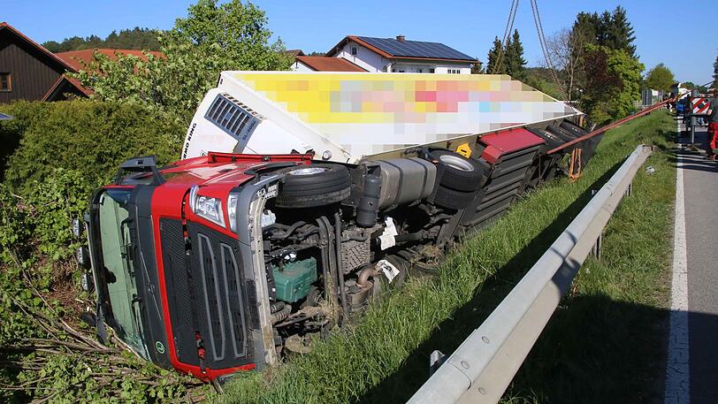 Durch eine Niesattacke ist der Fahrer dieses LKWs von der Straße abgekommen und in einen Graben gestürzt.