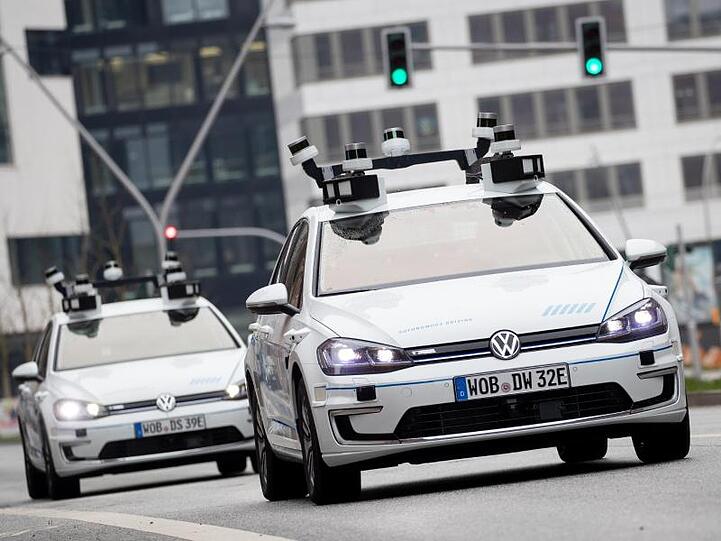 Zwei Elektro-Golf von Volkswagen, bestückt mit Laserscannern, Kameras, Ultraschallsensoren und Radar für vollautomatisches Fahren, in der Hamburger Hafencity.
