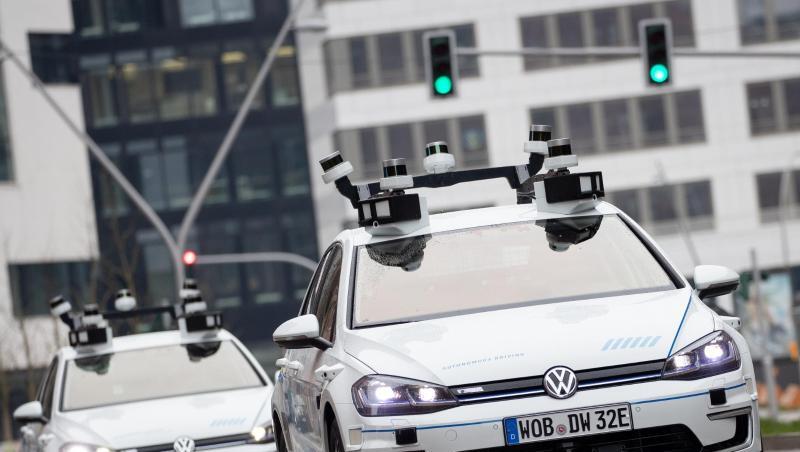 Zwei Elektro-Golf von Volkswagen, bestückt mit Laserscannern, Kameras, Ultraschallsensoren und Radar für vollautomatisches Fahren, in der Hamburger Hafencity.