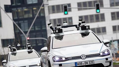Zwei Elektro-Golf von Volkswagen, bestückt mit Laserscannern, Kameras, Ultraschallsensoren und Radar für vollautomatisches Fahren, in der Hamburger Hafencity.