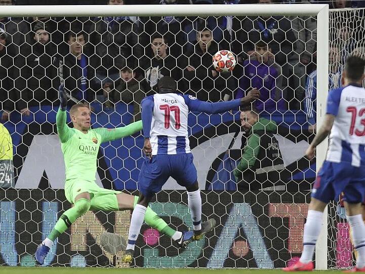 Portos Moussa Marega (M) erzielt das 2:1 für seine Mannschaft. Roms Torhüter Robin Olsen kann den Ball nicht mehr halten.