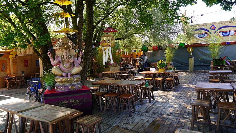 Noch steht alles leer, aber das Tollwood-Gelände ist auch ohne Besucher schon recht bunt.