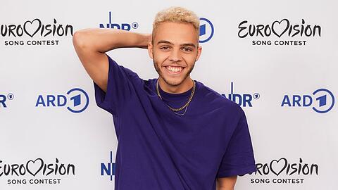 Malik Harris hält am Samstag in Turin die deutsche Fahne hoch.