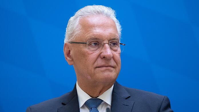 Innenminister Joachim Herrmann will das Gespräch mit den bayerischen Clubs suchen.