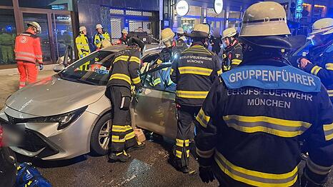 Feuerwehr und Rettungsdienst kümmern sich an der Unfallstelle um den verletzten Toyota-Fahrer.