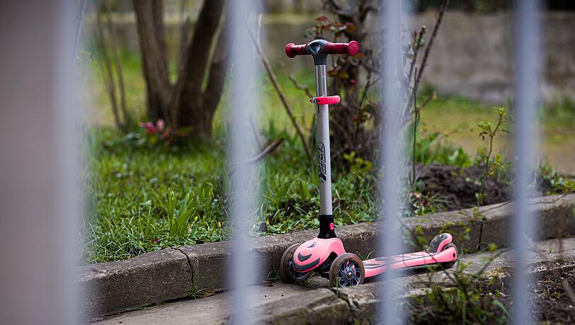 Ein Tretroller steht vor dem Einfamilienhaus in der Region Hannover, in dem sich die Tat ereignete.
