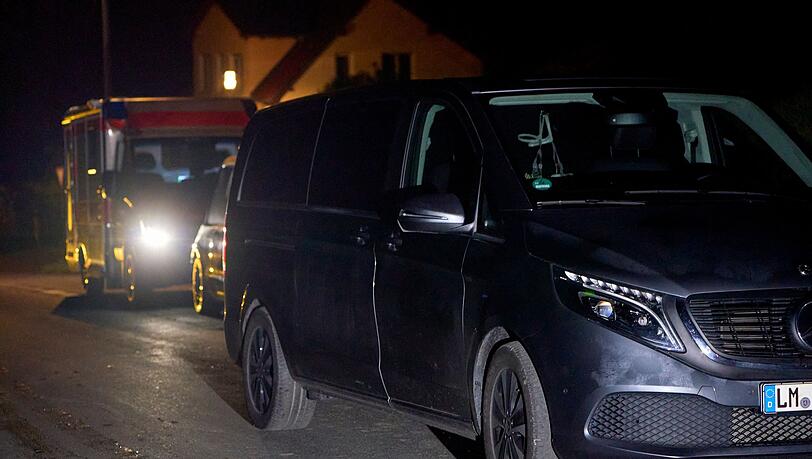 Drei Leichen wurden schon in der Nacht des Ungl&uuml;cks abtransportiert. (Archivbild)