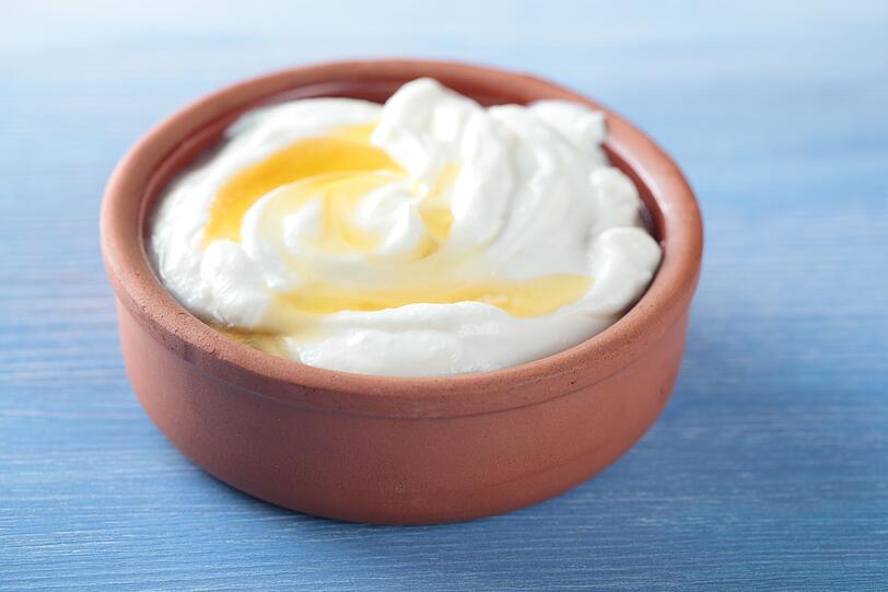Griechische Desserts und Nachspeisen haben ein gemeinsames Merkmal: durch sehr viel Honig oder Zuckersirup sind sie meist sehr süß und kalorienreich. Etwas gesünder ist wohl der bekannte griechische Joghurt, der ebenfalls mit Honig und Nüssen serviert wird. Griechischer Joghurt ist wegen seines Fettgehalts cremiger als gewöhnlicher Joghurt und enthält dadurch auch mehr Proteine. Griechische Desserts und Nachspeisen haben ein gemeinsames Merkmal: durch sehr viel Honig oder Zuckersirup sind sie meist sehr süß und kalorienreich. Etwas gesünder ist wohl der bekannte griechische Joghurt, der ebenfalls mit Honig und Nüssen serviert wird. Griechischer Joghurt ist wegen seines Fettgehalts cremiger als gewöhnlicher Joghurt und enthält dadurch auch mehr Proteine.