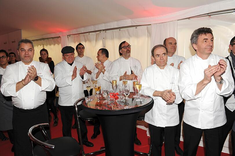 Es ist der Inbegriff von Haute Cuisine in
Deutschland: das Restaurant &bdquo;Tantris&ldquo; in München, dessen Name im
Buddhismus &bdquo;Suche nach Vollkommenheit&ldquo; bedeutet. Am Wochenende feierte das "Tantris" seinen 40. Geburtstag. Die AZ zeigt die Bilder der exklusiven Geburtstagsfeier.
