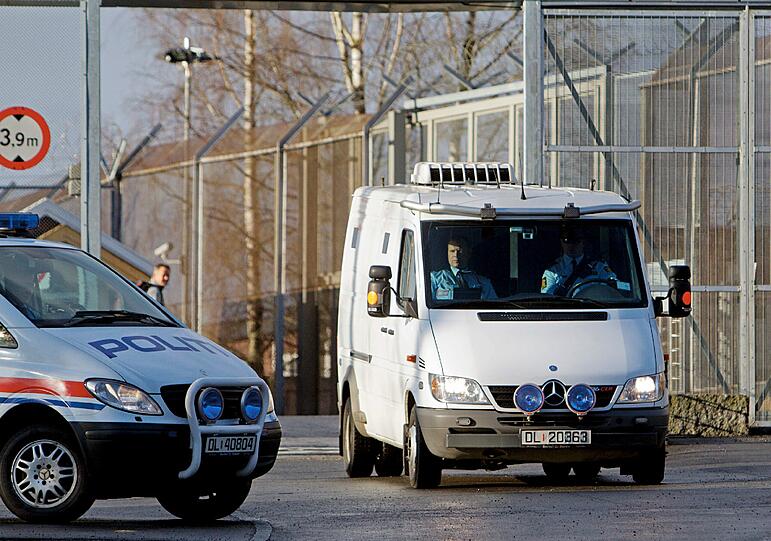 Das dürfte dem uneinsichtigen Fanaten Aufwind geben.  Im Bild: Der Polizeivan, mit dem Breivik zum Gericht gefahren wurde.