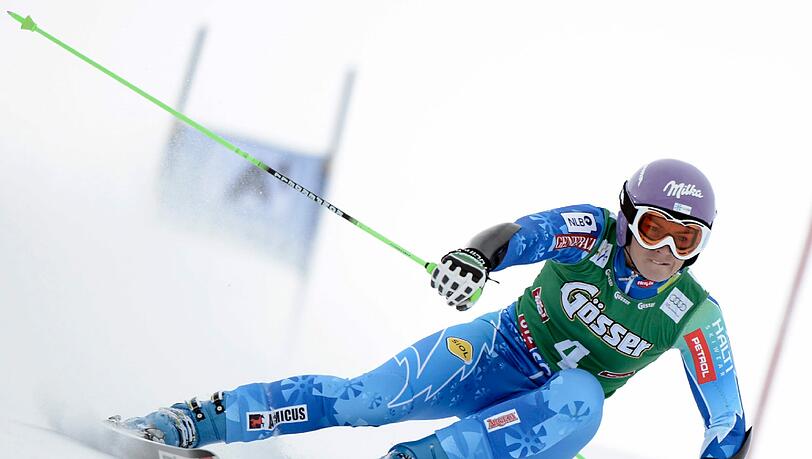 Die 29 Jahre alte Skirennfahrerin Tina Maze aus Slowenien siegte am Samstag im dichten Nebel vor den beiden Österreicherinnen Kathrin Zettel und Stefanie Köhle. Die 29 Jahre alte Skirennfahrerin Tina Maze aus Slowenien siegte am Samstag im dichten Nebel vor den beiden Österreicherinnen Kathrin Zettel und Stefanie Köhle.