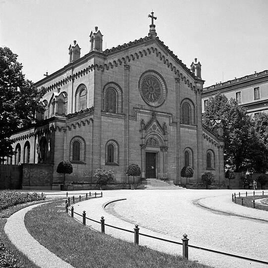 Ostfassade der Allerheiligen-Hofkirche am Marstallplatz. 2003 wurde das im Krieg zerstörte Kirchenhaus erst wieder zugänglich gemacht.