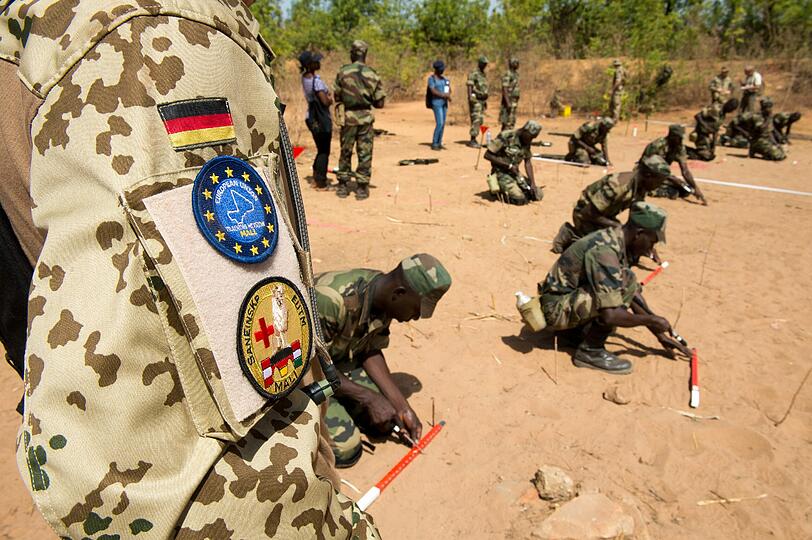 Bundeswehrsoldaten bilden in Koulikoro Pioniere der Armee Malis aus. Die EU-Ausbildungsmission läuft seit April 2013.