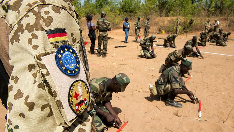 Bundeswehrsoldaten bilden in Koulikoro Pioniere der Armee Malis aus. Die EU-Ausbildungsmission läuft seit April 2013. Bundeswehrsoldaten bilden in Koulikoro Pioniere der Armee Malis aus. Die EU-Ausbildungsmission läuft seit April 2013.