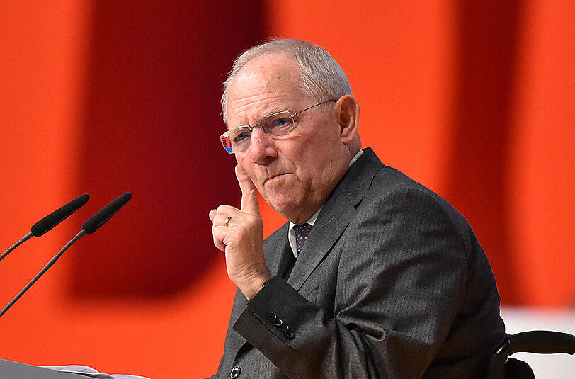 Bundesfinanzminister Wolfgang Schäuble (CDU):"Wir werden uns mit der Frage befassen müssen, warum praktisch alle anderen Länder in Europa unter klaren rechtlichen Regelungen zur Unterstützung der Polizei auf ihre Streitkräfte zurückgreifen dürfen - und wir nicht."
