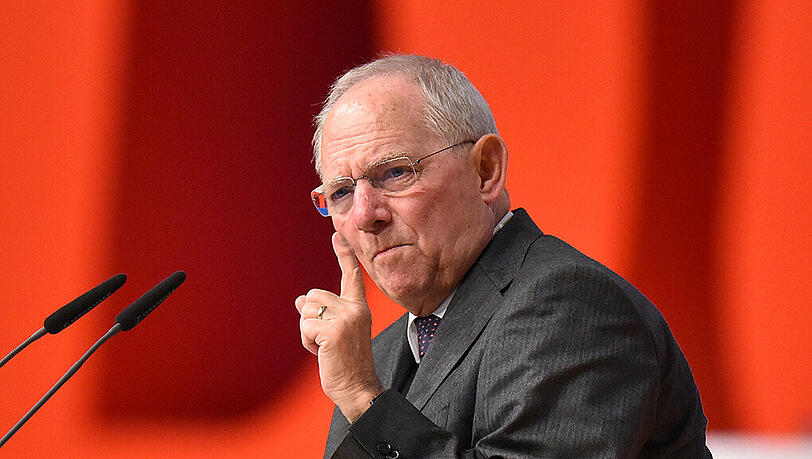 Bundesfinanzminister Wolfgang Schäuble (CDU):"Wir werden uns mit der Frage befassen müssen, warum praktisch alle anderen Länder in Europa unter klaren rechtlichen Regelungen zur Unterstützung der Polizei auf ihre Streitkräfte zurückgreifen dürfen - und wir nicht." Bundesfinanzminister Wolfgang Schäuble (CDU):"Wir werden uns mit der Frage befassen müssen, warum praktisch alle anderen Länder in Europa unter klaren rechtlichen Regelungen zur Unterstützung der Polizei auf ihre Streitkräfte zurückgreifen dürfen - und wir nicht."