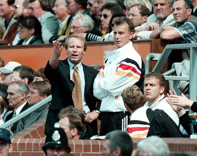 Erfolgreiches Duo: Chefcoach Berti Vogts (l.) und Co-Trainer Rainer Bonhof. Rechts im Bild: Oliver Bierhoff.
