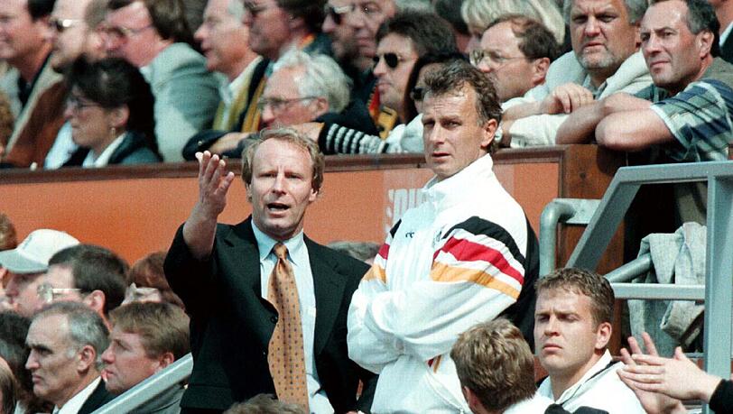 Erfolgreiches Duo: Chefcoach Berti Vogts (l.) und Co-Trainer Rainer Bonhof. Rechts im Bild: Oliver Bierhoff. Erfolgreiches Duo: Chefcoach Berti Vogts (l.) und Co-Trainer Rainer Bonhof. Rechts im Bild: Oliver Bierhoff.