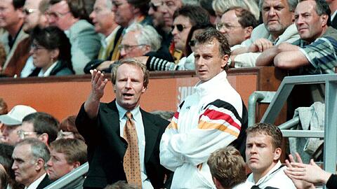 Erfolgreiches Duo: Chefcoach Berti Vogts (l.) und Co-Trainer Rainer Bonhof. Rechts im Bild: Oliver Bierhoff.