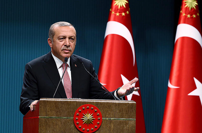 Präsident Erdogan baut seine Macht in der Türkei nach dem Militärputsch im Eiltempo aus. Für die Bevölkerung solle sich während des Ausnahmezustands nichts ändern, beteuert er.
