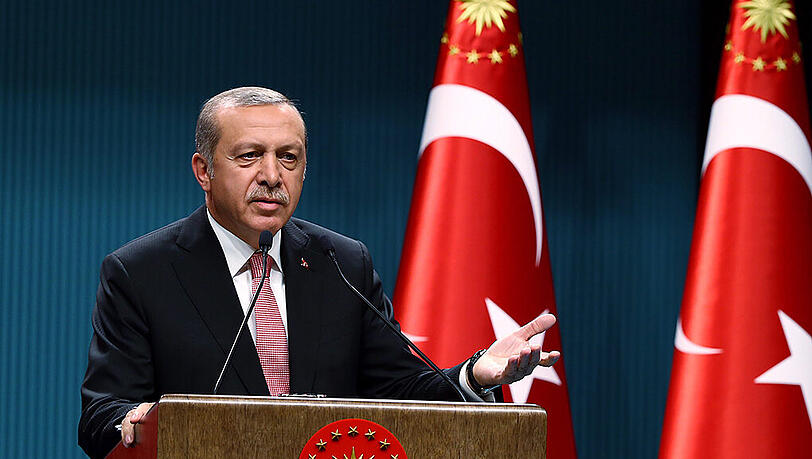 Präsident Erdogan baut seine Macht in der Türkei nach dem Militärputsch im Eiltempo aus. Für die Bevölkerung solle sich während des Ausnahmezustands nichts ändern, beteuert er. Präsident Erdogan baut seine Macht in der Türkei nach dem Militärputsch im Eiltempo aus. Für die Bevölkerung solle sich während des Ausnahmezustands nichts ändern, beteuert er.