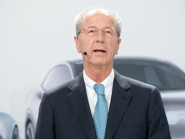 Hans Dieter Pötsch spricht bei einer Pressekonferenz im Volkswagen Werk.